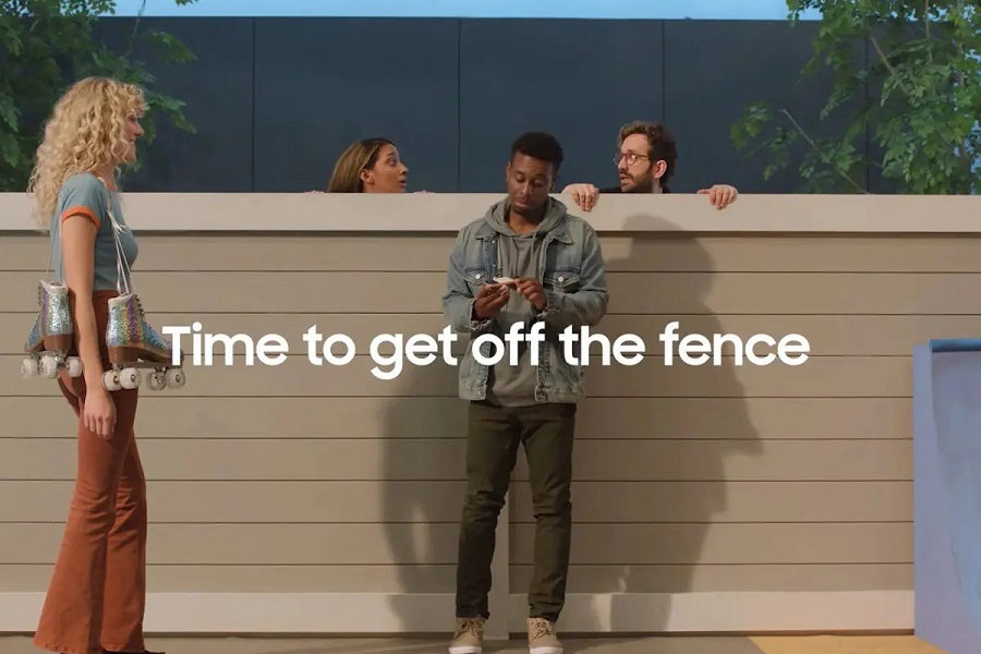 ترغیب کاربران اپل به خریدن گوشی تاشو در ویدیو تبلیغاتی گلکسی زد فلیپ ۴| تکلی ترغیب کاربران اپل به خریدن گوشی تاشو در ویدیو تبلیغاتی گلکسی زد فلیپ ۴| تکلی