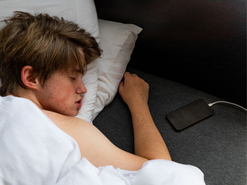 اپل در مورد شارژ کردن گوشی هنگام خوابیدن هشدار داد|تکلی اپل در مورد شارژ کردن گوشی هنگام خوابیدن هشدار داد|تکلی